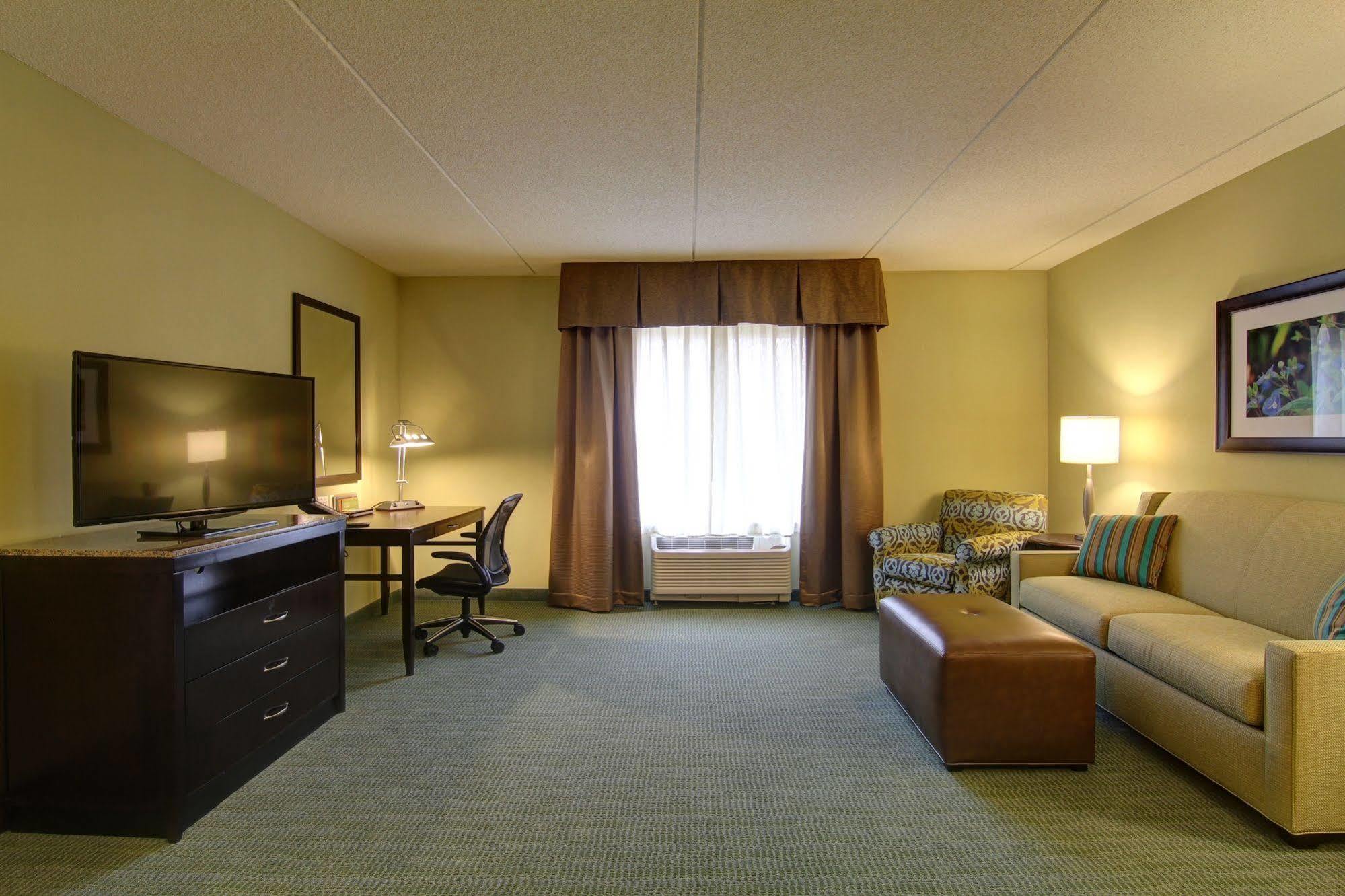 Hilton Garden Inn Woodbridge Exterior foto